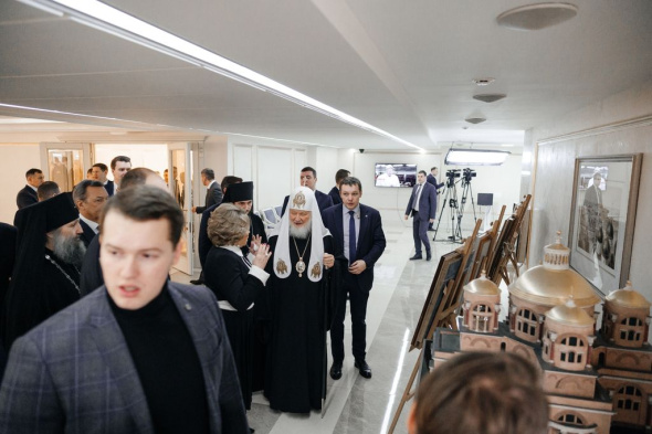 Патриарх Кирилл и Валентина Матвиенко первыми посетили выставку «Иконы в пуховых ризах Оренбуржья» в Совете Федерации