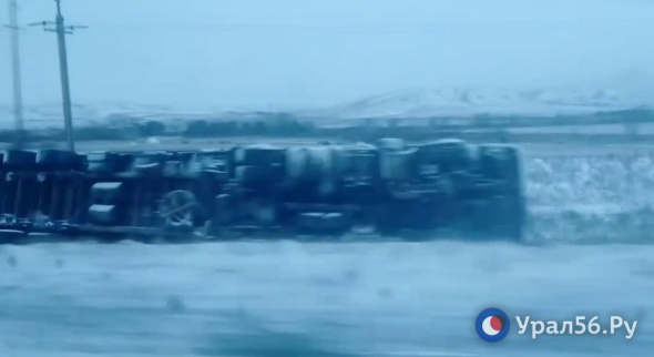 Низкая видимость и грузовик на боку: обстановка на трассе Оренбург-Орск из-за метели сложная