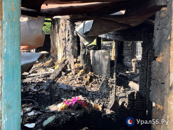 Во время пожара на Мостострое в Орске погиб 72-летний хозяин дома, а его жена серьезно пострадала