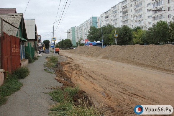 Успеть до зимы: на проблемных дорогах Оренбурга работы ведутся круглосуточно 