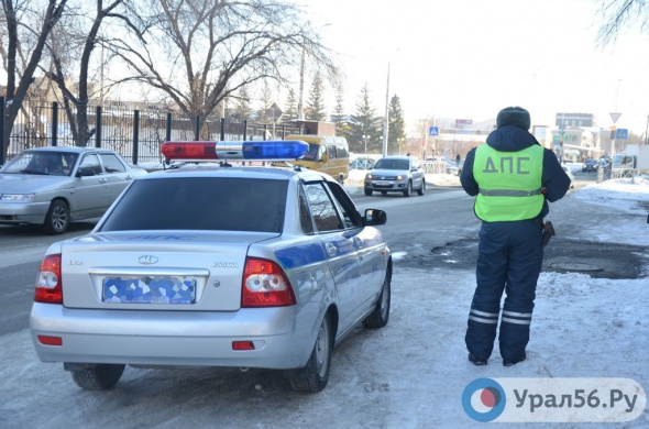 В Орске сотрудник ДПС остановил авто с нетрезвым водителем и получил удар кулаком от пассажира