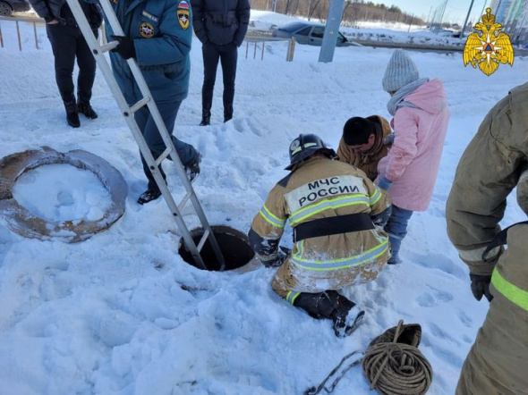 В Оренбурге 7-летняя девочка во время прогулки провалилась в открытый люк на глубину 4 метра