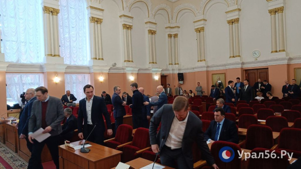 В Оренбурге началось внеочередное заседание горсовета. Главный вопрос — уточнение бюджета на 730 млн рублей, из которых 728 — остатки прошлого года