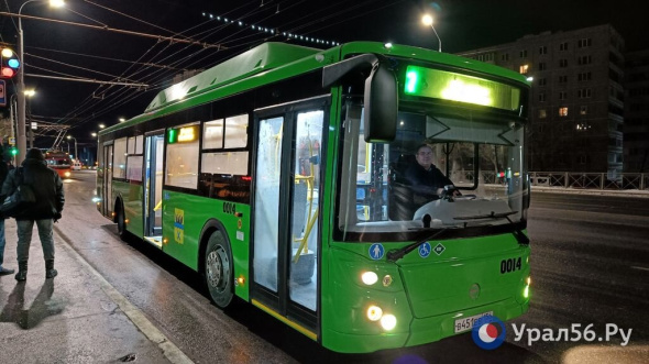 В Оренбурге, чтобы привлечь на работу водителей автобусов, им подняли зарплату на 20%