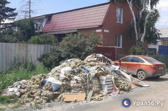 «Сюда бы еще санэпидемстанцию»: улицы Старого города в Орске заполнил строительный мусор после наводнения и не только