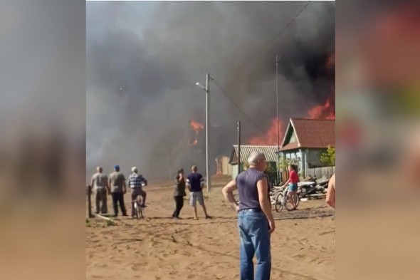 В Бузулукском районе сильный пожар, огонь может перекинуться на бор (видео)