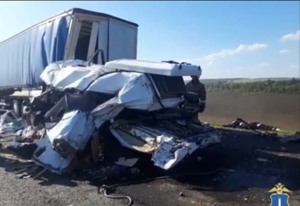 15 человек погибли, 4 пострадали: В Ульяновской области произошло жуткое ДТП с участием микроавтобуса и двух грузовиков