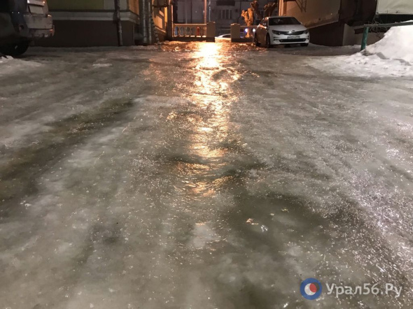 Тротуары, дворы, перила и ступени... В Орске все покрылось толстой коркой льда после дождя и последующего похолодания