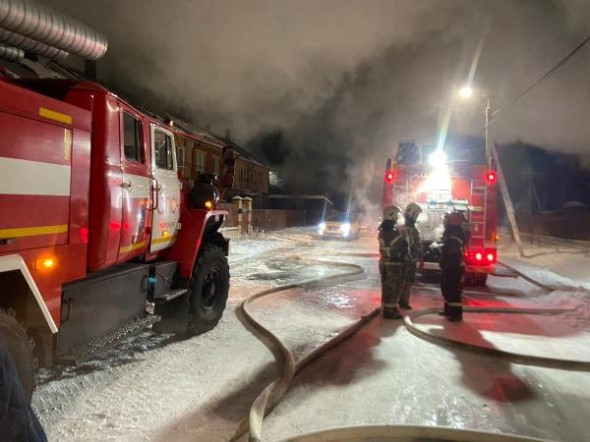 В частном доме под Оренбургом произошел серьезный пожар (фото и видео)