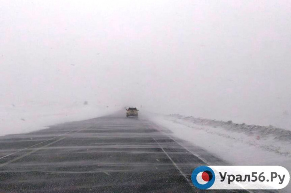 На трассах Самарской области введены ограничения движения для грузовых и маршрутных транспортных средств из-за метели и порывистого ветра