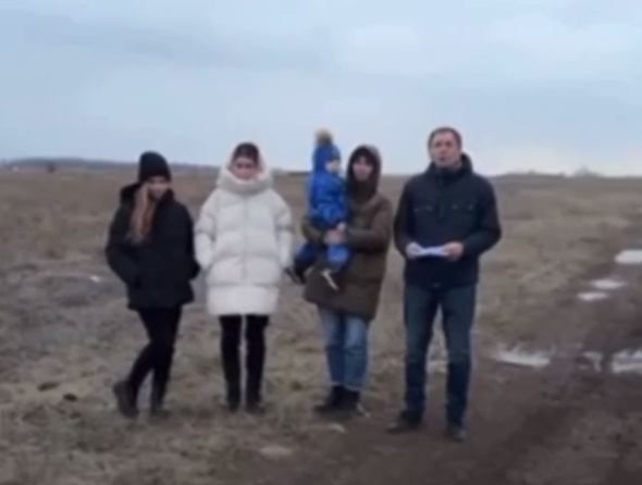 «Продавать ее что ли?»: многодетным жителям Оренбургской области выдали земли без воды, света и дорог. Теперь здесь может появиться кладбище