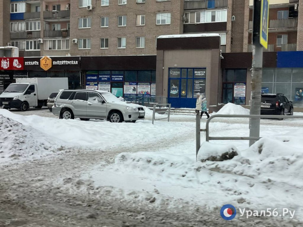Снежные горы и препятствия: в каком состоянии пешеходные переходы в Орске?