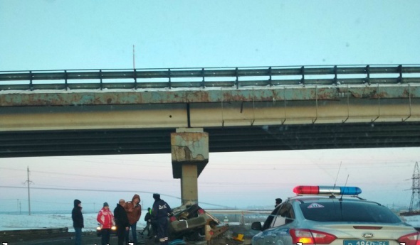 В Оренбургском районе машина въехала в опору, водитель погиб
