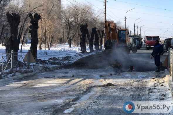 На улице Нефтяников в Орске перекрыли движение из-за коммунальной аварии 