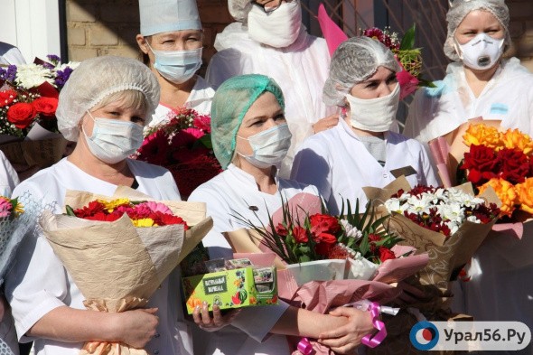 В Оренбурге предприниматели подарили врачам инфекционной больницы 100 букетов