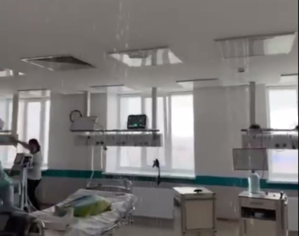 Из-за видео с протекающим потолком в больнице Оренбурга увольняют сотрудников? В медучреждении эту информацию опровергли 