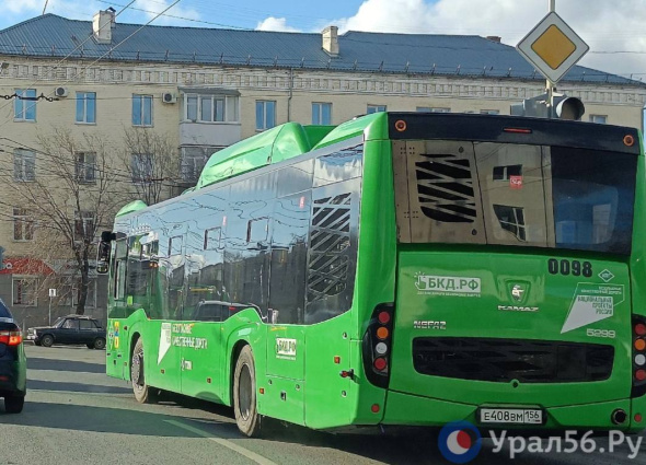 Более 2-х часов на остановке проводят жители Оренбурга в ожидании общественного транспорта 