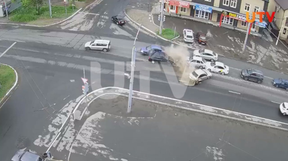 ДТП с участием 6 машин произошло на перекрестке улиц Леушинская и Шевченко в Оренбурге (видео)