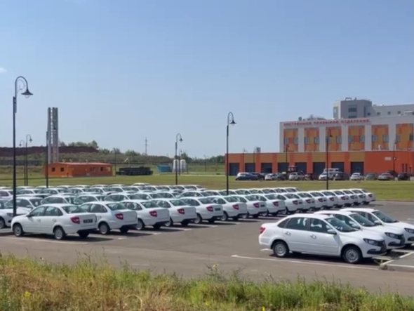 На парковке Детской областной больницы в Оренбурге расположились десятки новых автомобилей