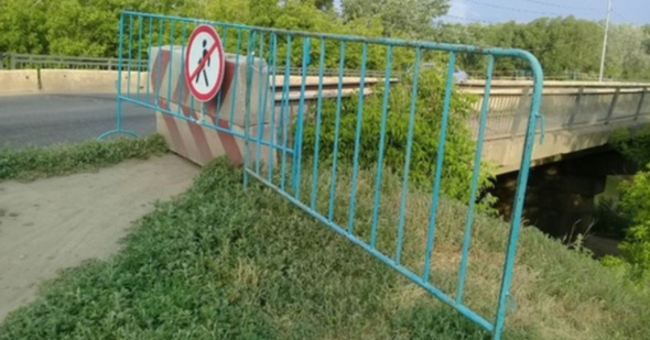 В Курманаевском районе ввели режим ограничения движения по мосту через реку Грязнушка