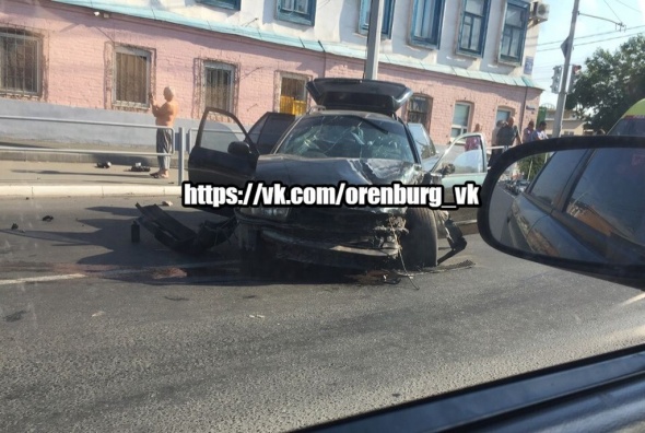 ДТП в центре Оренбурга: Skoda вылетела на тротуар
