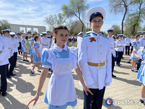 В Оренбурге 1500 танцоров приняли участие в Вальсе Победы в парке имени Ленина