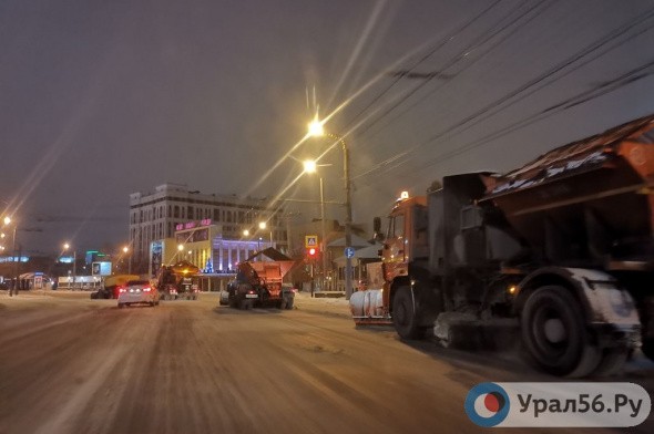 В Оренбурге ночью снег убирали 104 единицы техники