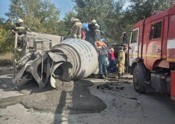Бетономешалка на боку, грузовик в кювете: В Новотроицке на перекрестке столкнулись два КамАЗа