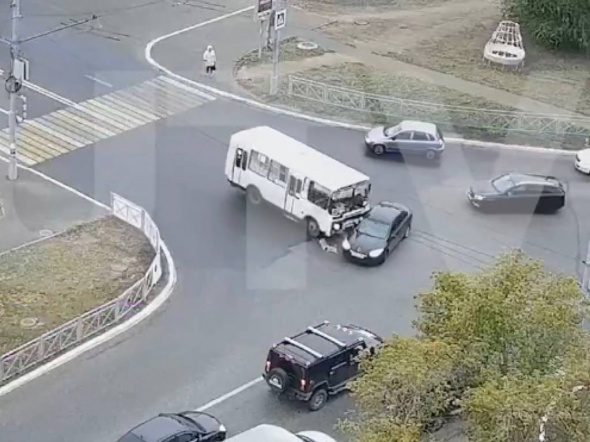 В Оренбурге на перекрестке Салмышской и Родимцева произошло ДТП с участием пассажирского автобуса 