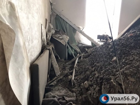 Жители дома, в котором рухнул потолок, рассказали, почему не захотели переезжать в гостиницу Орска