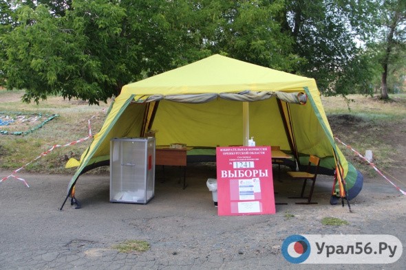 В Орске на одном из избирательных участков люди голосуют в уличном шатре 