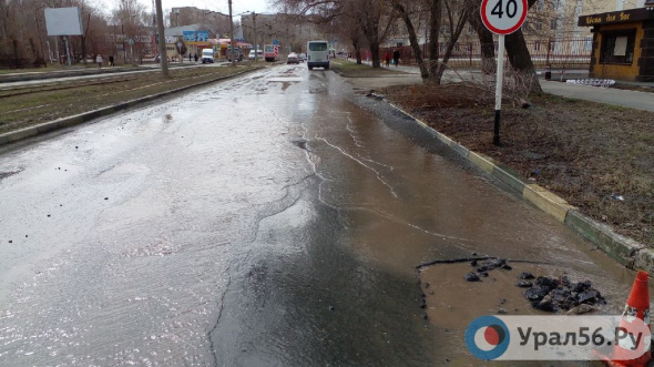 В Орске начался долгожданный ремонт улицы Краматорской… но ее затопило из-за коммунальной аварии