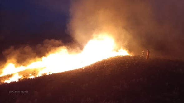 Огонь почти перешел на заповедник: в Оренбургской области тушили крупный пожар в степи