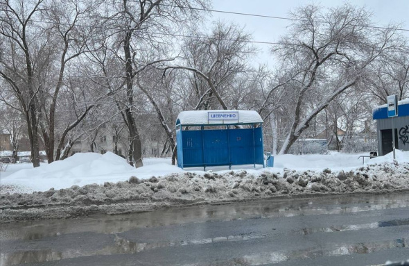 Жители Оренбурга массово жалуются на нечищеные дороги, тротуары и остановки