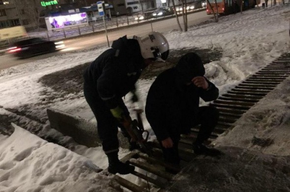 В Оренбурге мужчина застрял в ливневке