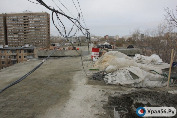 В Оренбурге сорвали сроки по капремонту крыши 8-подъездного дома