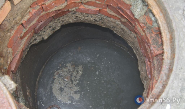 У жителей Орска вторые сутки забита канализация из-за дождевой воды