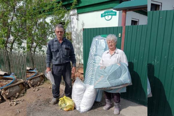 Активисты «Единой России» привезли матрасы, подушки и одеяла жителям Орска, пострадавшим от наводнения