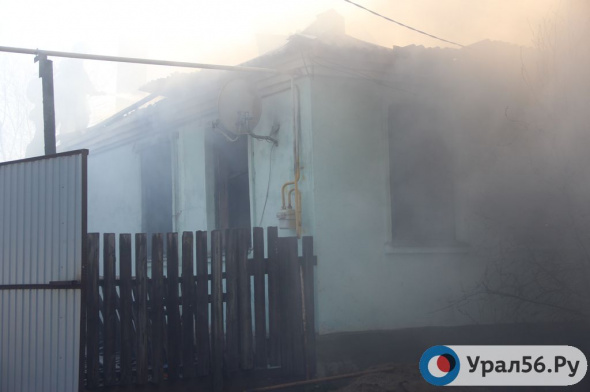 Жители Орска, чей дом сгорел на пожаре в поселке Форштадт, получат помощь от администрации города