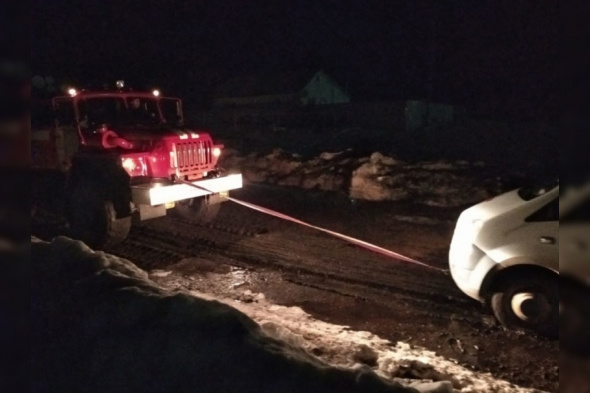 Ночью в Оренбургской области эвакуировали машину скорой помощи, которая застряла на дороге