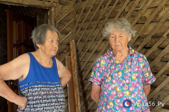 «Нужно наверх залазить, а голова кружится»: сестры-пенсионерки из Орска рассказали о восстановлении дома после наводнения