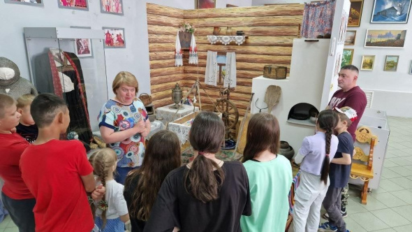 Многодетные семьи Оренбургской области с шестью и более детьми смогут весь 2024 год посещать музеи и экскурсии бесплатно 