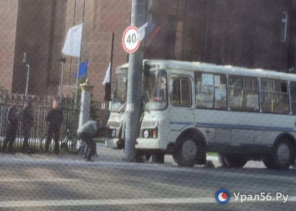 В Оренбурге пассажирский автобус врезался в столб: пострадала женщина