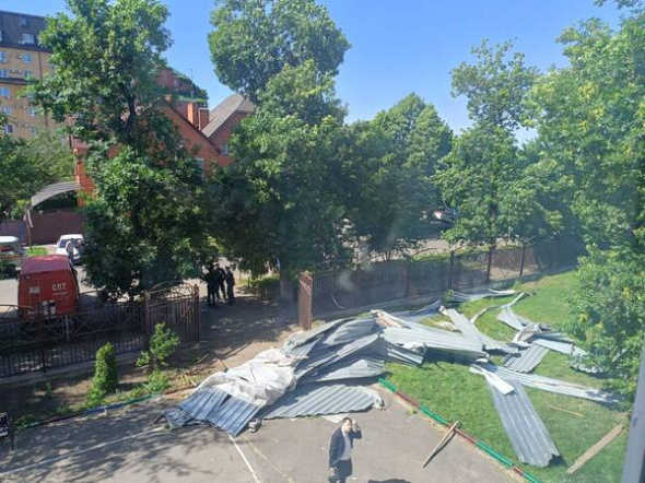 12 детей пострадали во время последнего звонка в школе Краснодара. Сильный ветер снес крышу