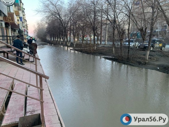«Нужны лодки или рыбацкие сапоги»: в Орске затопило тротуар на проспекте Ленина