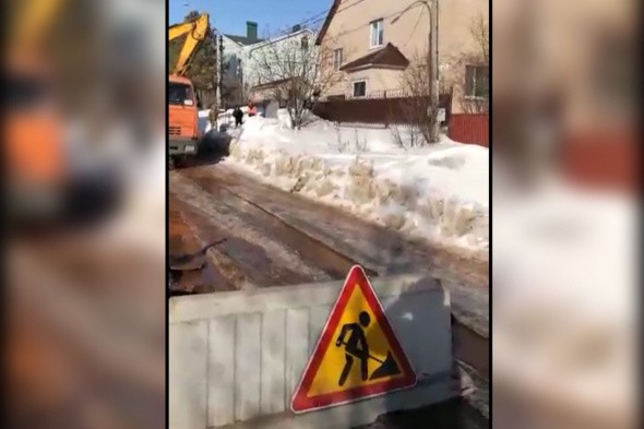 Житель поселка Ростоши: Из-за коммунальной аварии вода течет по улице десятый час 