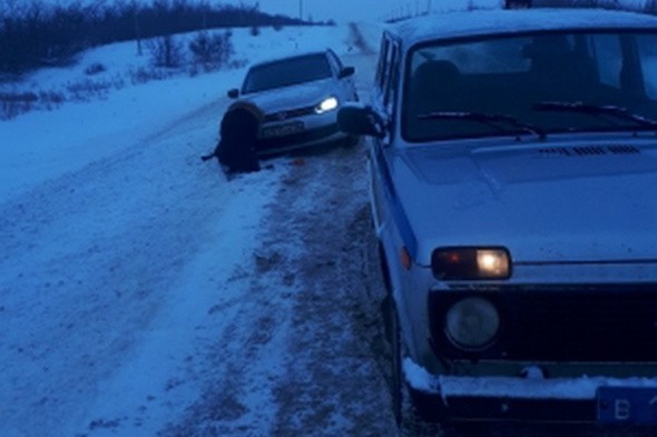 Возле села Сакмара полицейские спасли водителя из снежного плена