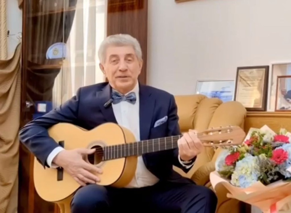 «Настроение у мужчин лирическое»: Председатель Заксоба поздравил женщин Оренбургской области песней под гитару