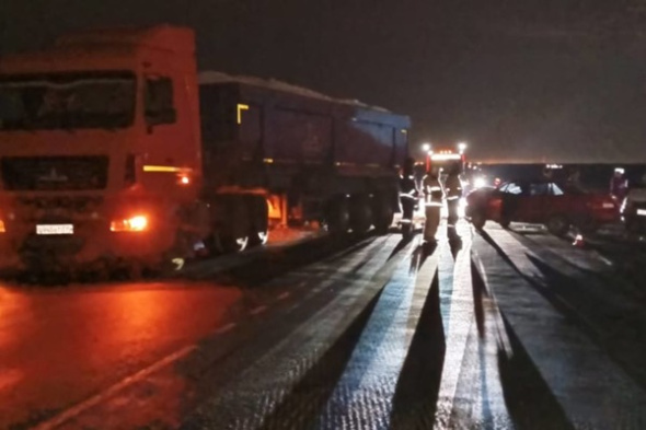 Один человек погиб и двое пострадали в ДТП с грузовиком в Оренбургской области