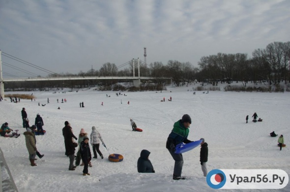 В Оренбурге сотни людей отдыхают на Набережной реки Урал